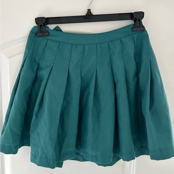Green miniskirt with a button and zipper - Picture 3 of 3